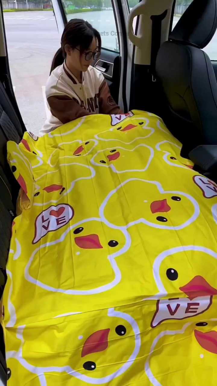 Inflatable Car Mattress with Cute Duck Design – Portable Backseat Bed for Road Trips and Camping - Image 4