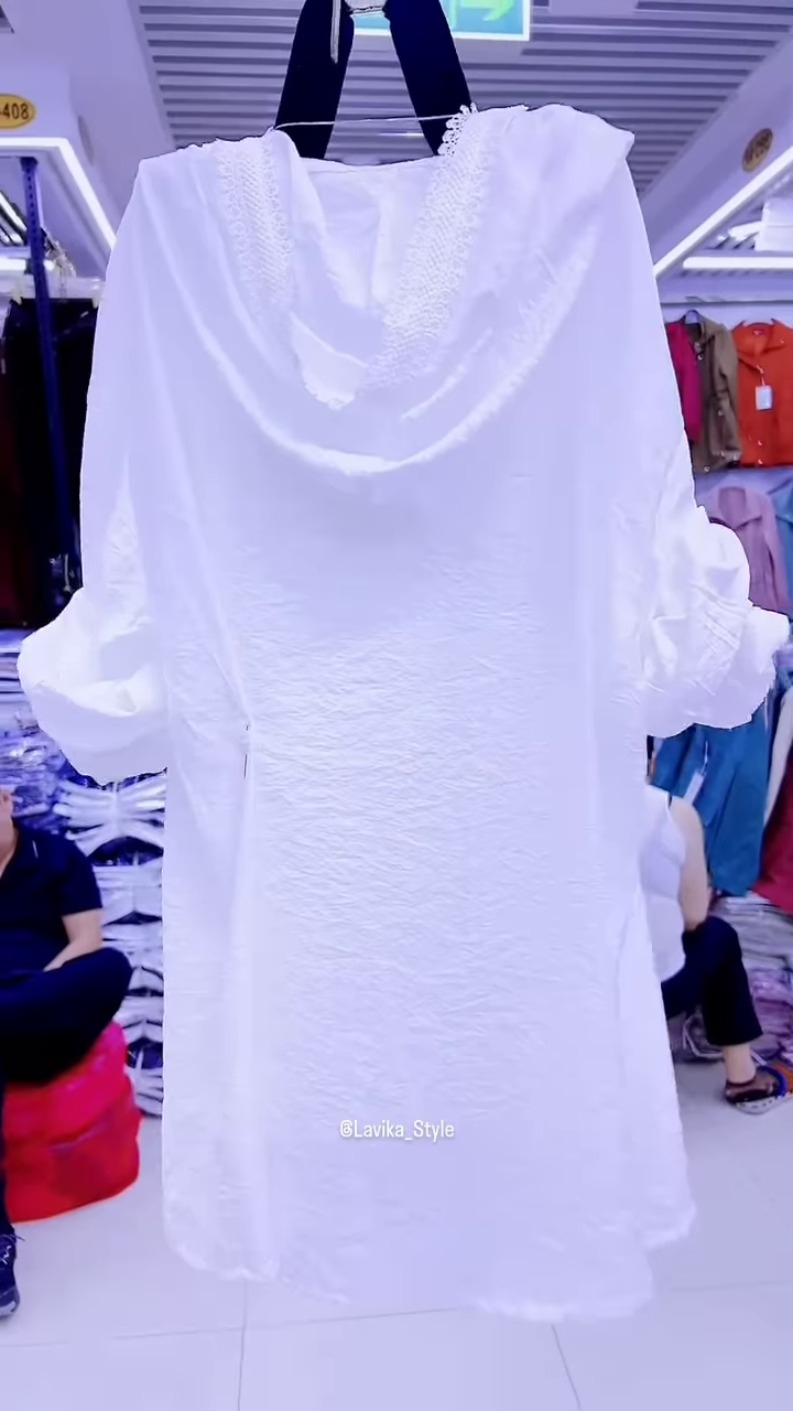 Elegant White Layered Outfit with Striking Blue Necklace - Image 3