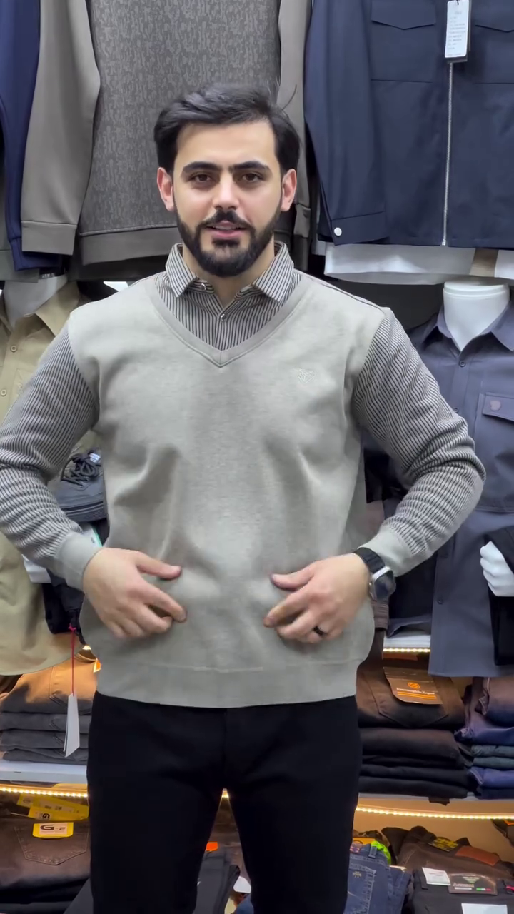LIGHT GRAY V-NECK SWEATER WITH CHEST LOGO