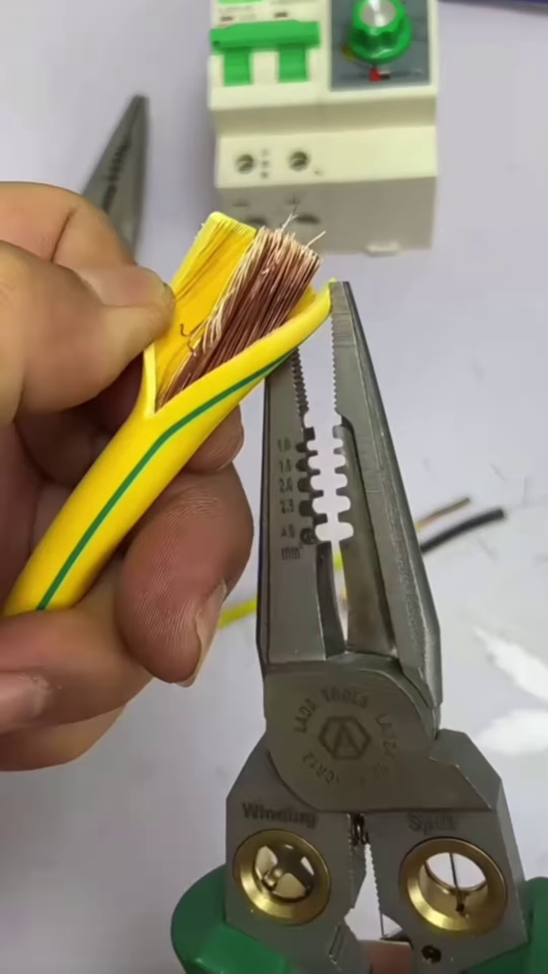 Professional 9-in-1 Multifunctional Needle Nose Pliers - Heavy-Duty Electrical Wire Stripper and Crimper - Image 2